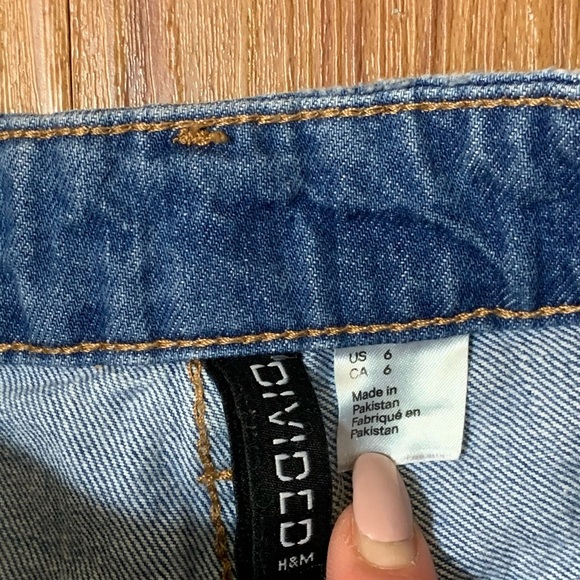 H&M DIVIDED High Rise Jean Distressed Jean Shorts - Picture 4 of 8